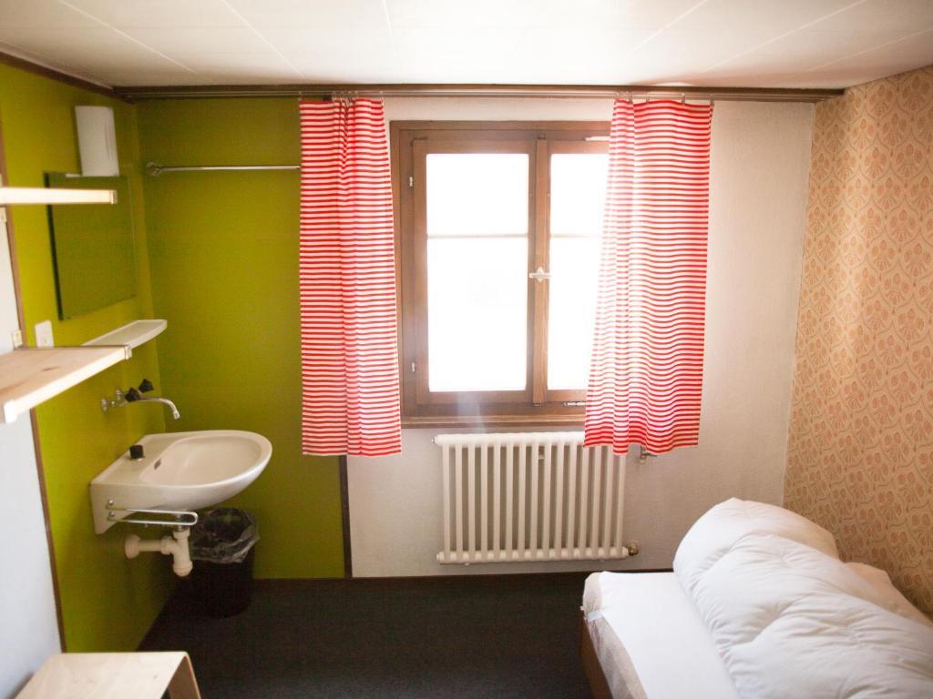Nangijala Hostel Disentis Room photo